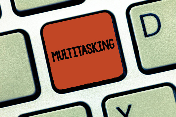Manuscrito texto Multitasking. Conceito que significa Pessoa que pode lidar com mais de uma tarefa ao mesmo tempo
 - Foto, Imagem