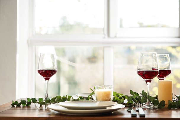 Weingläser auf gedecktem Tisch im Restaurant - Foto, Bild