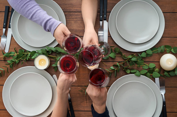 Vrienden drinken van wijn in restaurant - Foto, afbeelding