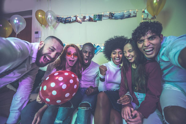 Een groep jonge mensen vieren en partij thuis - Foto, afbeelding
