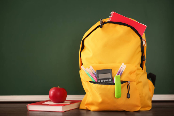 Kara tahta yakınındaki okul gereçleri ile sırt çantası - Fotoğraf, Görsel