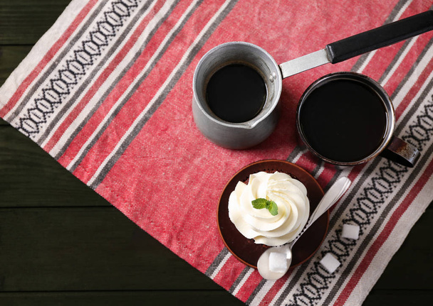 Sabroso cupcake de chocolate con café caliente en la mesa de madera
 - Foto, imagen