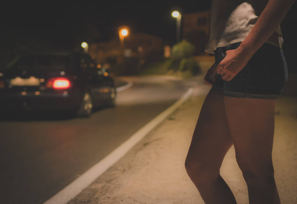 Wachten op de client bij nacht straat prostituee. - Foto, afbeelding