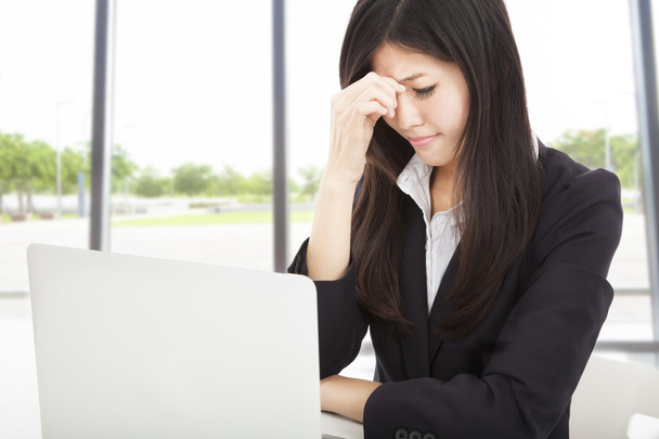 fatigué jeune femme d'affaires avec ordinateur portable dans le bureau
 - Photo, image