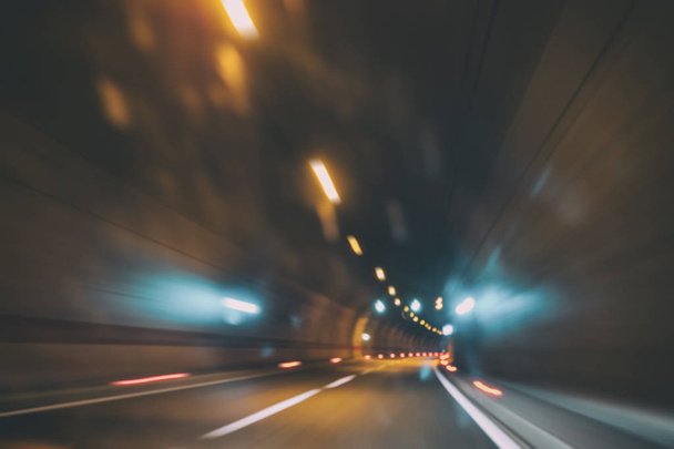Rozmazaný automobilový tunel se světly, pohybové rozostření pozadí, odbočka doprava, přeprava nebo cestovní koncept - Fotografie, Obrázek