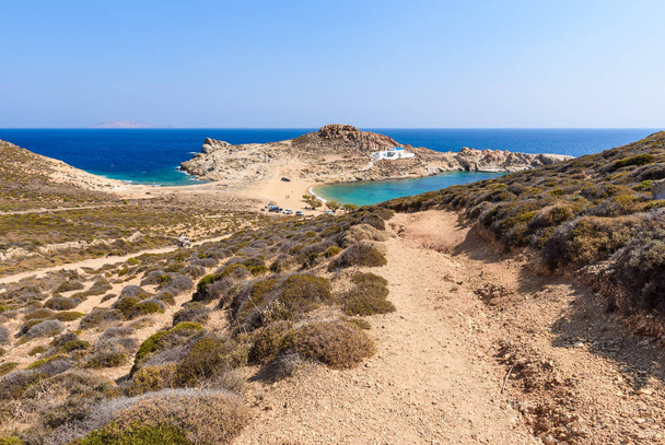 Agios Sostis beach. Písečná pláž s kostel Agios Sostis na okraji útesu. Cyclades, Řecko - Fotografie, Obrázek