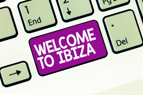 Tekst pisma ręcznego pisania Zapraszamy do Ibiza. Koncepcja znaczenie Serdeczne pozdrowienia od jednego z Baleary Hiszpania - Zdjęcie, obraz