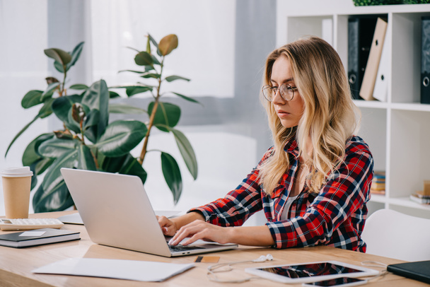 fokussierte Geschäftsfrau benutzt Laptop während sie an Webinar teilnimmt - Foto, Bild