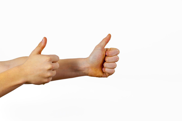 lähikuva mies käsi osoittaa peukalot ylös merkki vastaan valkoinen backgr
 - Valokuva, kuva