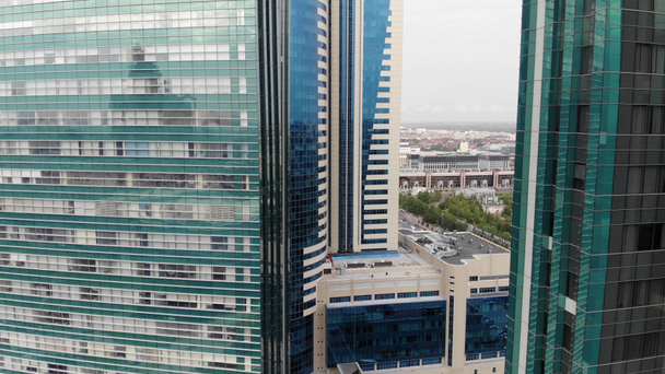 4 k-luchtfoto van hoogbouw bouwen, zakencentrum van banking werknemers. - Video