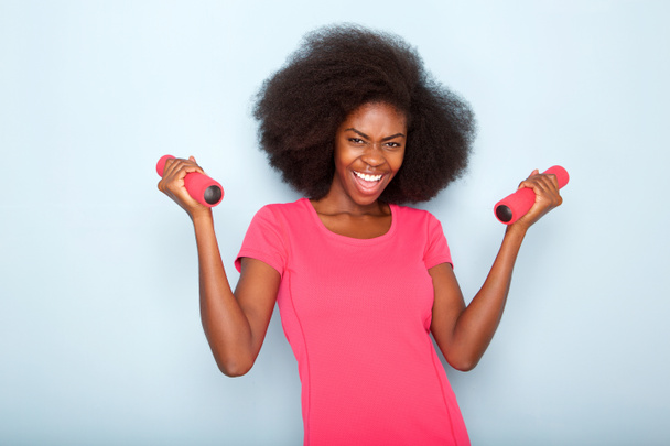 Egzersiz ağırlık tutan mutlu genç siyah kadın portresi kapatın - Fotoğraf, Görsel
