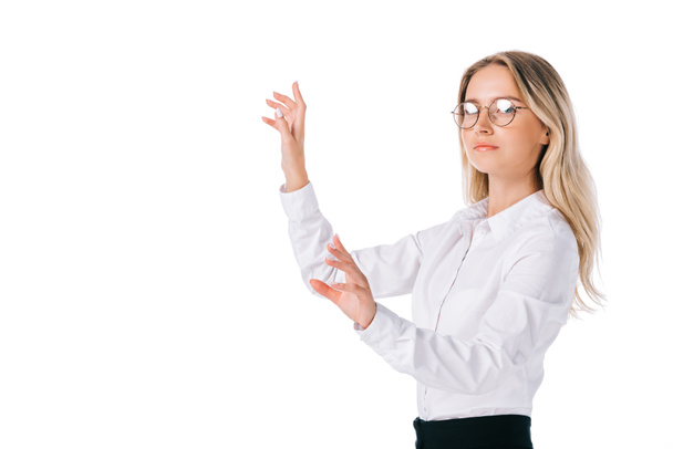 side view of businesswoman in eyeglasses gesturing isolated on white - Valokuva, kuva