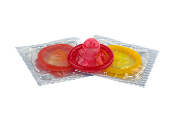 Kondom izolovaných na bílém pozadí, připraven k použití - Fotografie, Obrázek