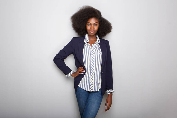Retrato de una atractiva joven negra con chaqueta sobre fondo gris
  - Foto, imagen