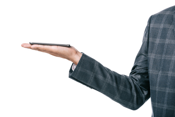 recortado disparo de empresario sosteniendo teléfono inteligente en la palma aislada en blanco
 - Foto, Imagen