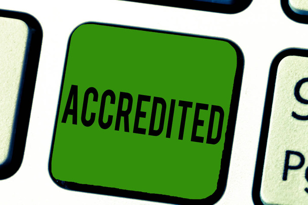 Текст для почерку Акредитовано. Концепція означає отримання кредитів до чогось сертифікованого уповноваженого
 - Фото, зображення