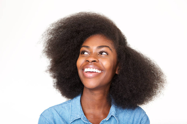 Εσωτερικη πορτρέτο του νεαρός αφρικανική αμερικανική γυναίκα, χαμογελαστά και κοιτώντας ψηλά - Φωτογραφία, εικόνα