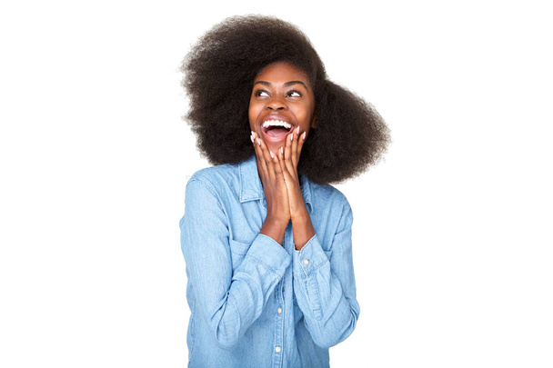 Πορτρέτο του happy αφρικανική αμερικανική νεαρή γυναίκα με έκπληξη έκφραση στο πρόσωπό - Φωτογραφία, εικόνα