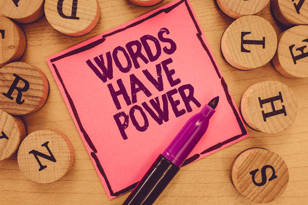 Kirjoitan muistiinpanoja, joissa lukee "Sanoilla on voimaa". Business valokuva esittelee Energy Kyky parantaa auttaa estää nöyrä ja nöyryyttää
 - Valokuva, kuva
