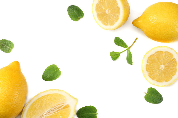 healthy food. sliced lemon with green leaf isolated on white background top view - Foto, immagini