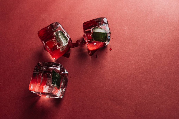 flat lay of ice cubes on red background  - Foto, Imagem