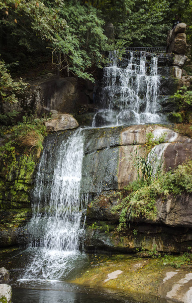 little waterfall in the park in autumn - Foto, Imagen