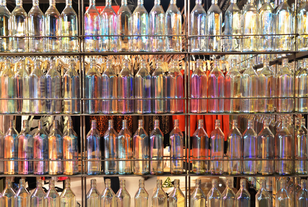 Contexte de nombreuses bouteilles en verre colorées
 - Photo, image