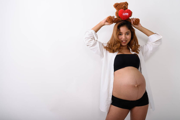 Porträt der schönen jungen schwangeren asiatischen Frau - Foto, Bild