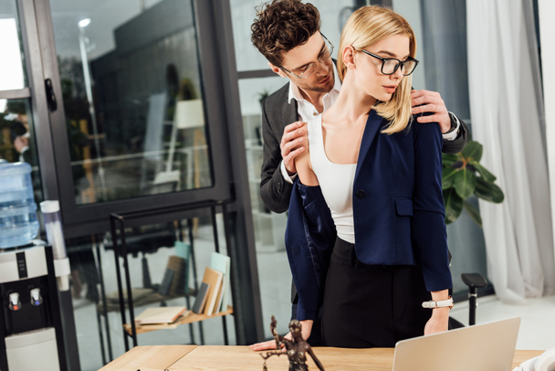 businessman undressing businesswoman at workplace in office - Foto, afbeelding