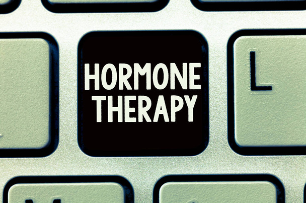 Escribiendo nota mostrando Terapia Hormona. Foto comercial que muestra el uso de hormonas en el tratamiento de los síntomas menopáusicos
 - Foto, Imagen
