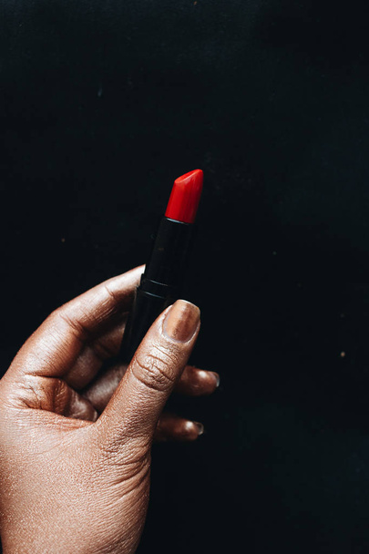 женская рука с красной помадой на черном фоне
 - Фото, изображение