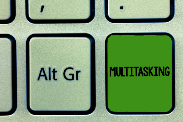 Rukopis textu Multitasking. Pojetí znamená osobu, kdo se dokáže vypořádat s více než jeden úkol současně - Fotografie, Obrázek