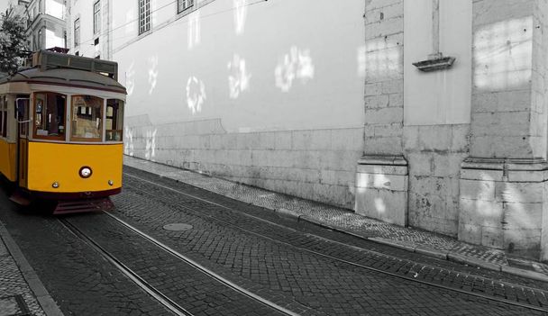 eléctrico de transporte tradicional na cidade de lisboa
 - Foto, Imagem