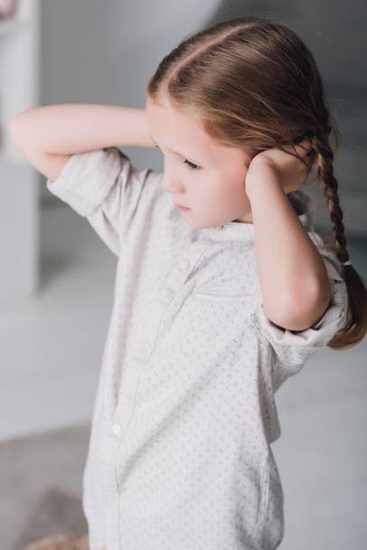 criança pequena deprimida cobrindo orelhas com as mãos
 - Foto, Imagem
