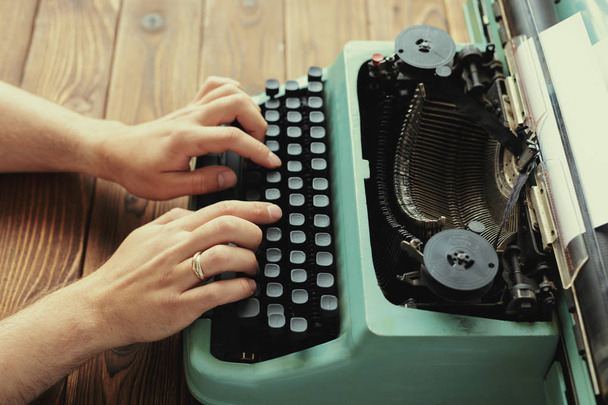 Close-up van groene vintage typemachine machine - Foto, afbeelding