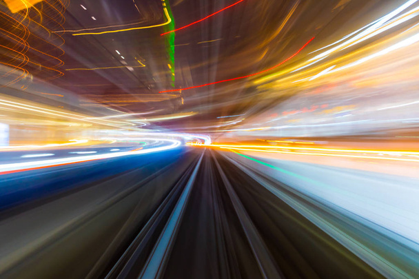 Geschwindigkeitsbegrenzung im Stadtautobahntunnel - Foto, Bild