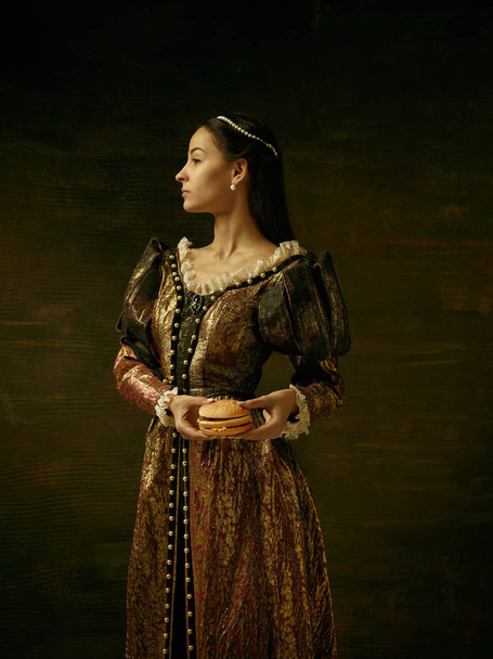 Girl in medieval beautiful dress - Fotoğraf, Görsel