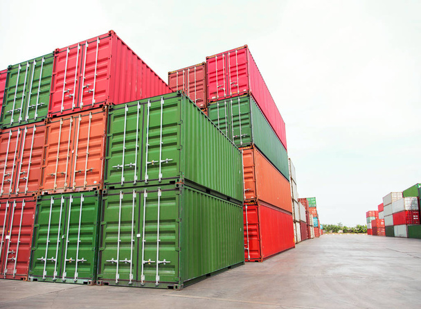 beaucoup de boîte à conteneurs dans les affaires logistiques au quai de fret. industrie du transport de matériel pour le concept de fret
. - Photo, image