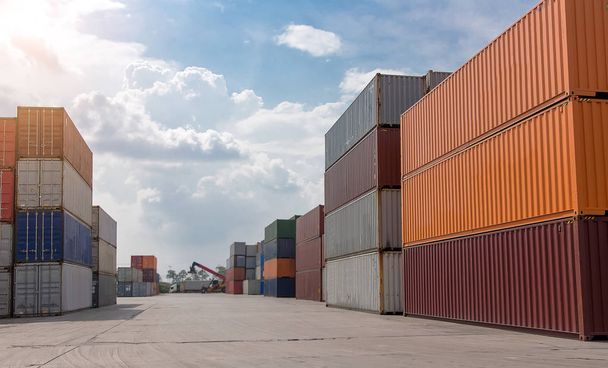 vele containner in logistieke commercieel vervoersindustrie voor achtergrond - Foto, afbeelding