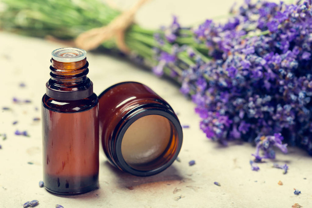 Close-up van aromatherapie olie en lavendel - Foto, afbeelding