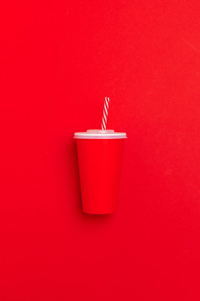 Плоская композиция с вкусным летним коктейлем на цветном фоне
 - Фото, изображение