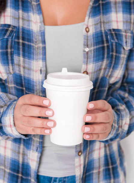 Mujer sosteniendo una taza de café. Burla para el diseño
 - Foto, imagen