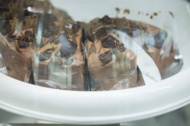 Κοντινό πλάνο του κέικ σοκολάτας σε βιτρίνα σε ένα κατάστημα αρτοποιίας - Φωτογραφία, εικόνα