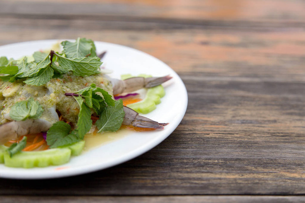 cloce up camarão cru servir com molho de frutos do mar pimenta e folha de hortelã e erva. Uma famosa chamada de comida tailandesa "Koong Chare Nampla
" - Foto, Imagem