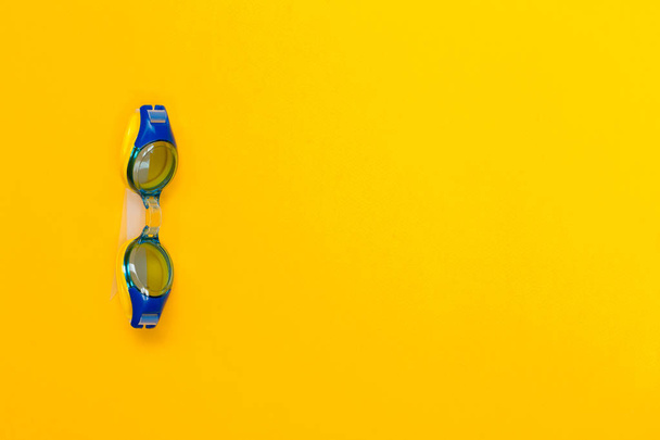 diving goggles isolated on color background - Foto, afbeelding