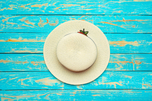 top view beach hat on blue background  - Фото, изображение