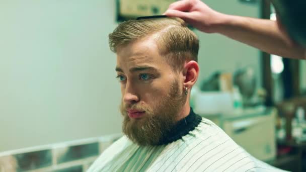 Young hipster in a hairdressing salon - Felvétel, videó