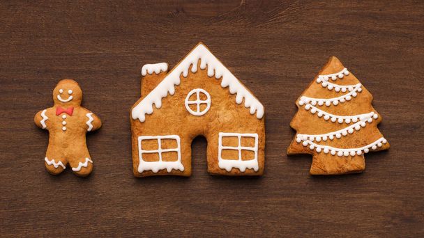 Dolci biscotti di pan di zenzero di Natale su sfondo di legno
 - Foto, immagini