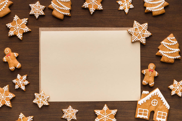 Ευχετήρια κάρτα. Χριστουγεννιάτικα μπισκότα και χαρτί με αντίγραφο χώρου - Φωτογραφία, εικόνα