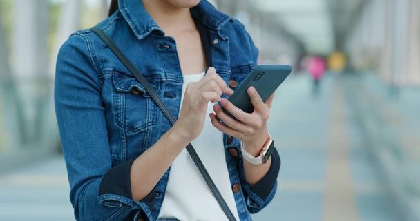 femme utilisant un téléphone portable en ville - Photo, image
